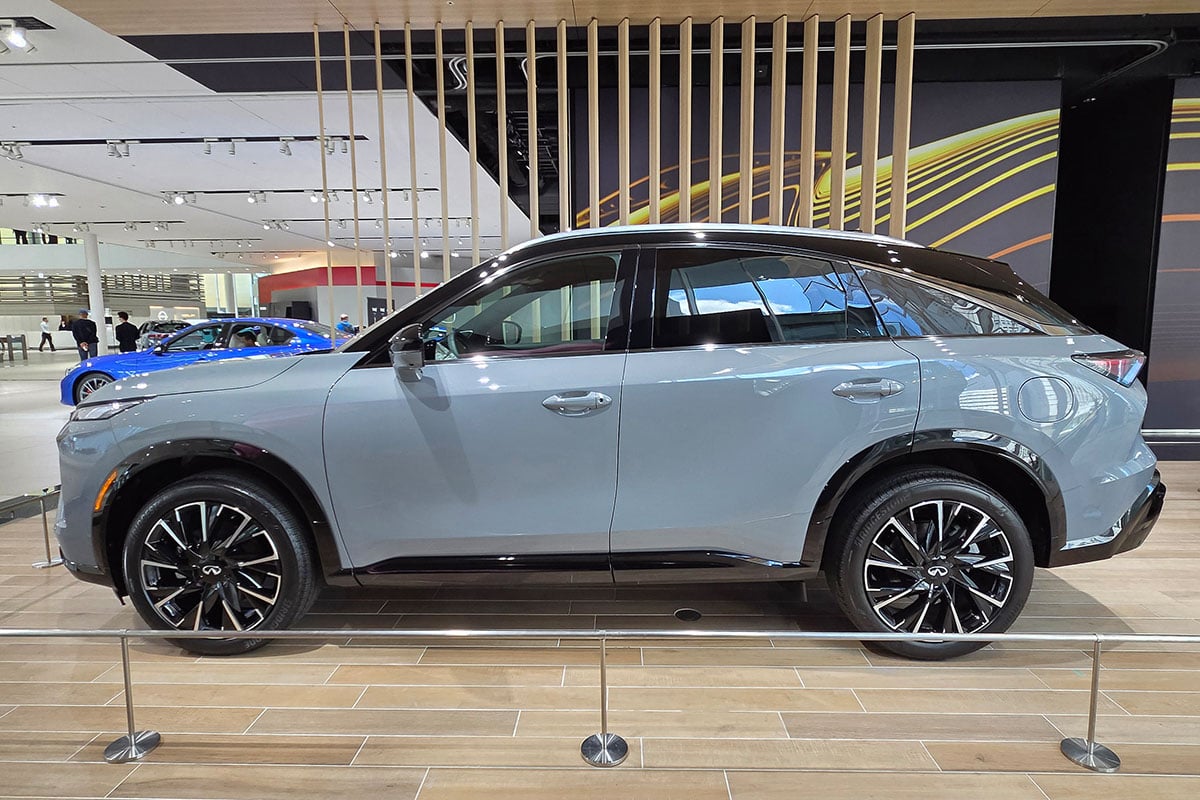 日産グローバル本社ギャラリーで特別展示されたインフィニティ新型「QX65」