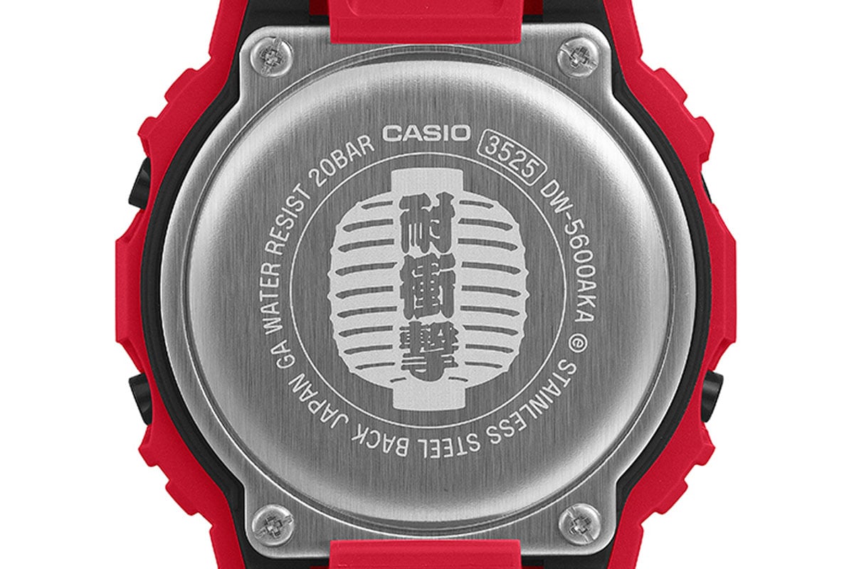 ケースバックにも“耐衝撃”の文字が刻まれている