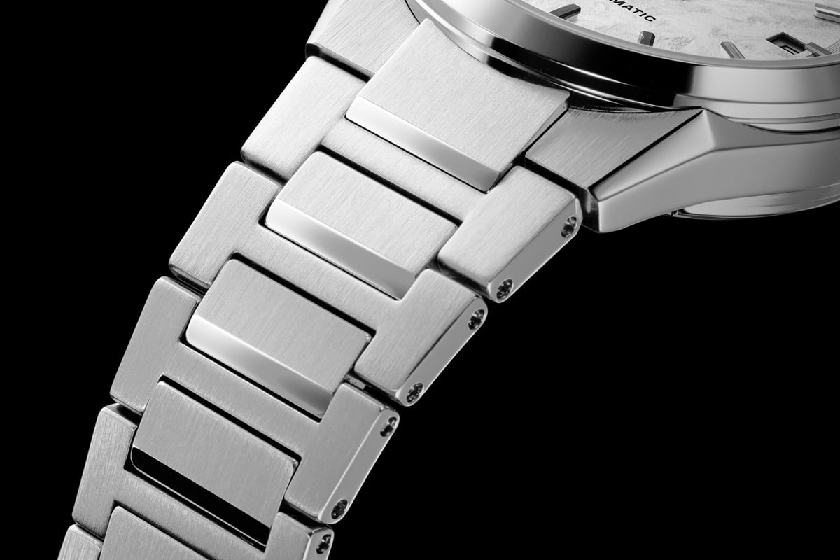 バンドにはステンレススチールの無垢素材を使用し、メタルケースとの一体感を強調