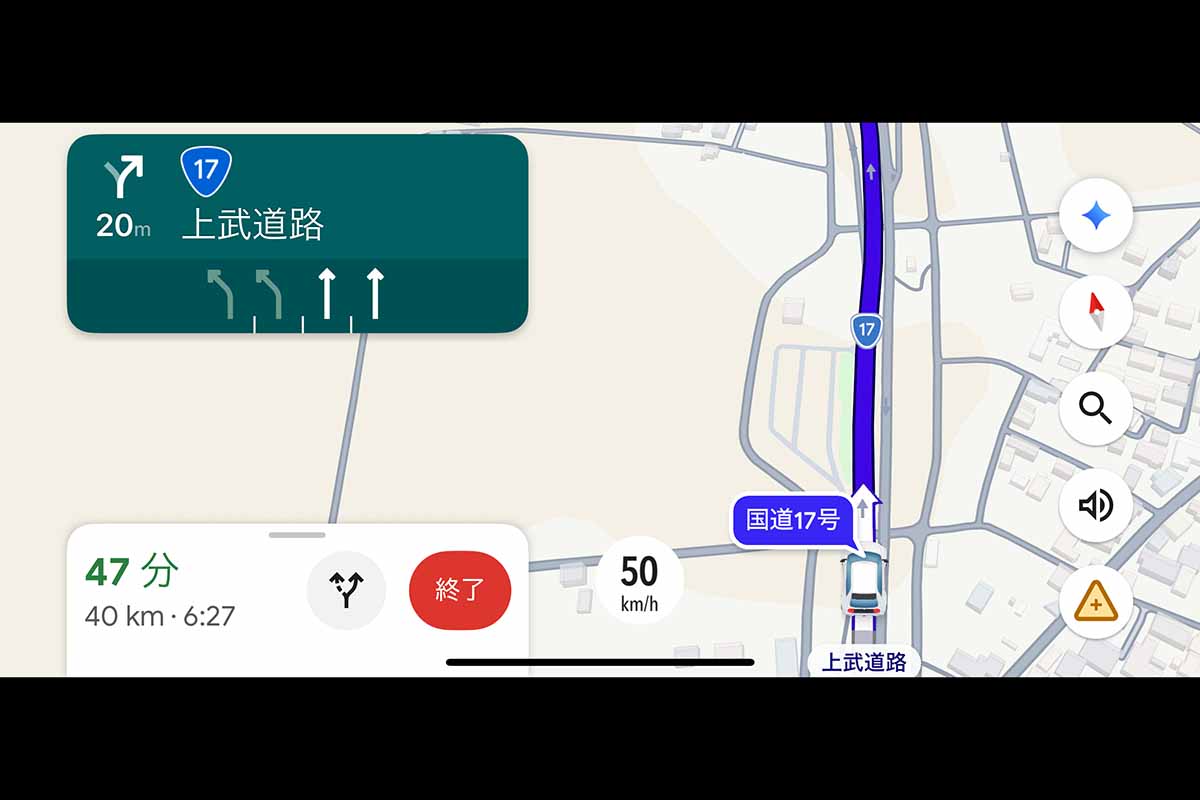上武道路「尾島PA」手前。現実の道路は2車線で、左車線からPAへの流入路が分岐するが、画面での案内は4車線を表示する