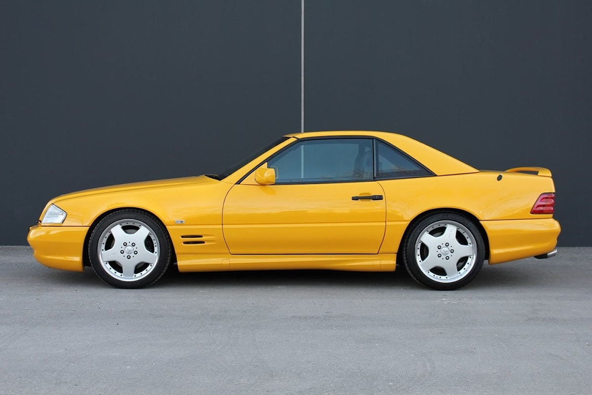 世界に24台だけのボディ色“イエローストーン”をまとった1997年式のメルセデス・ベンツ「SL500」（C）eBay