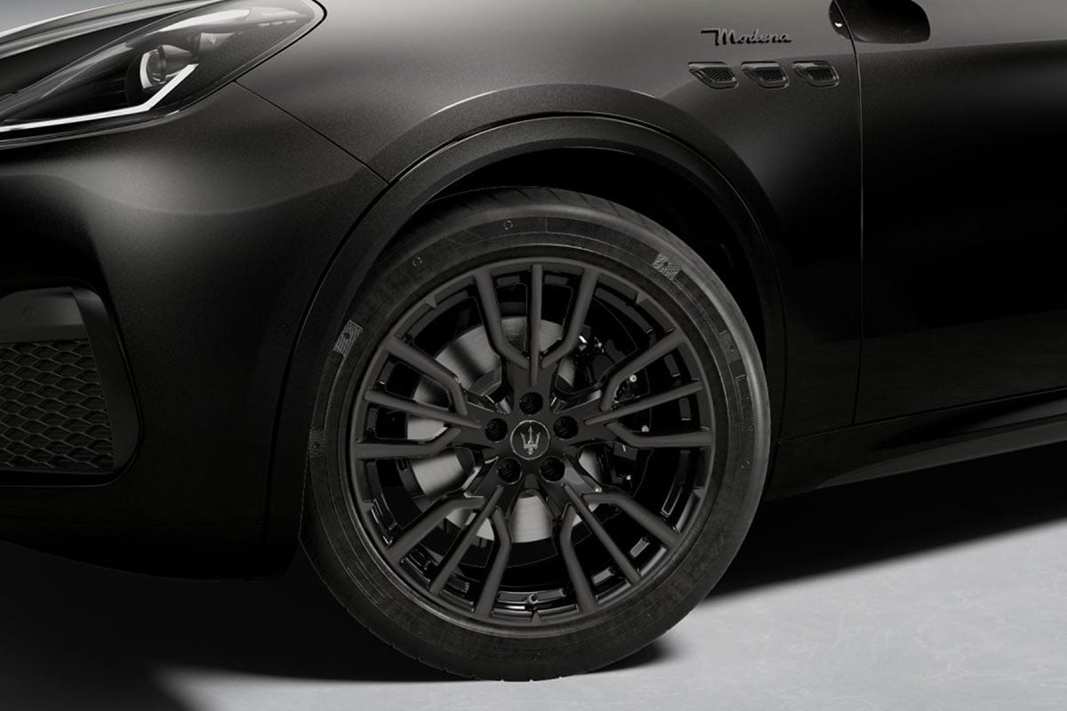 マセラティ「グレカーレ モデナ ネロ・インフィニート」