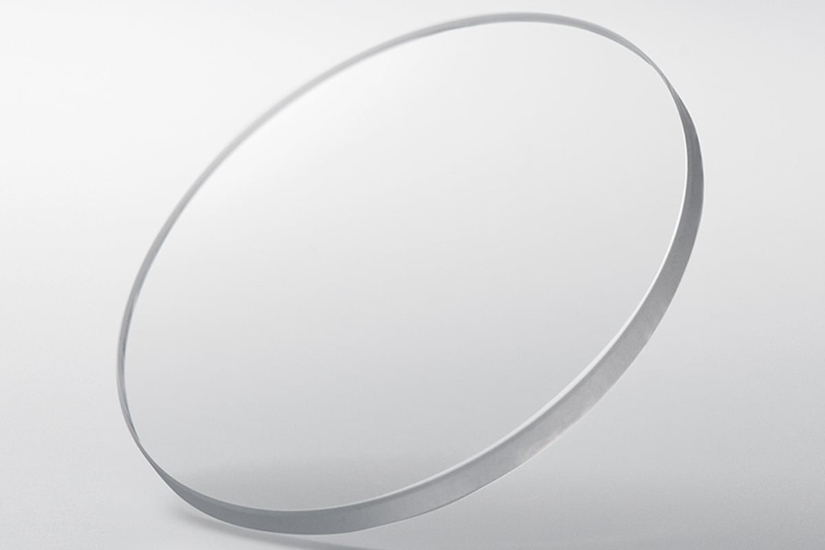 風防に傷に強く透明度が高いサファイアガラスを使用しクリアな視界を確保