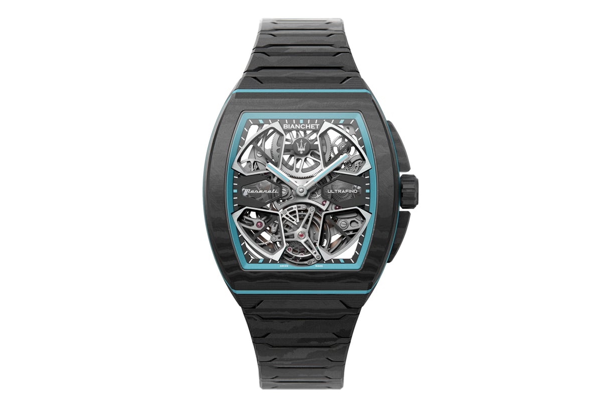 ビジネスシーンやフォーマルな装いにマッチする、高密度カーボンファイバー製の一体型ブレスレット