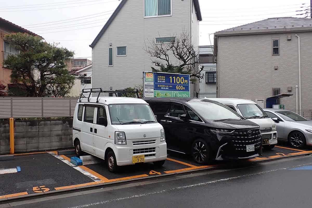 京急空港線の駅から徒歩圏に、24時間1000円〜1500円程度のコインパーキングは複数ある