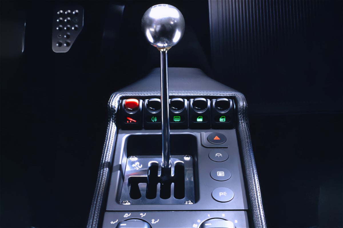 「F355」には伝統の6速のゲート式MTも設定された