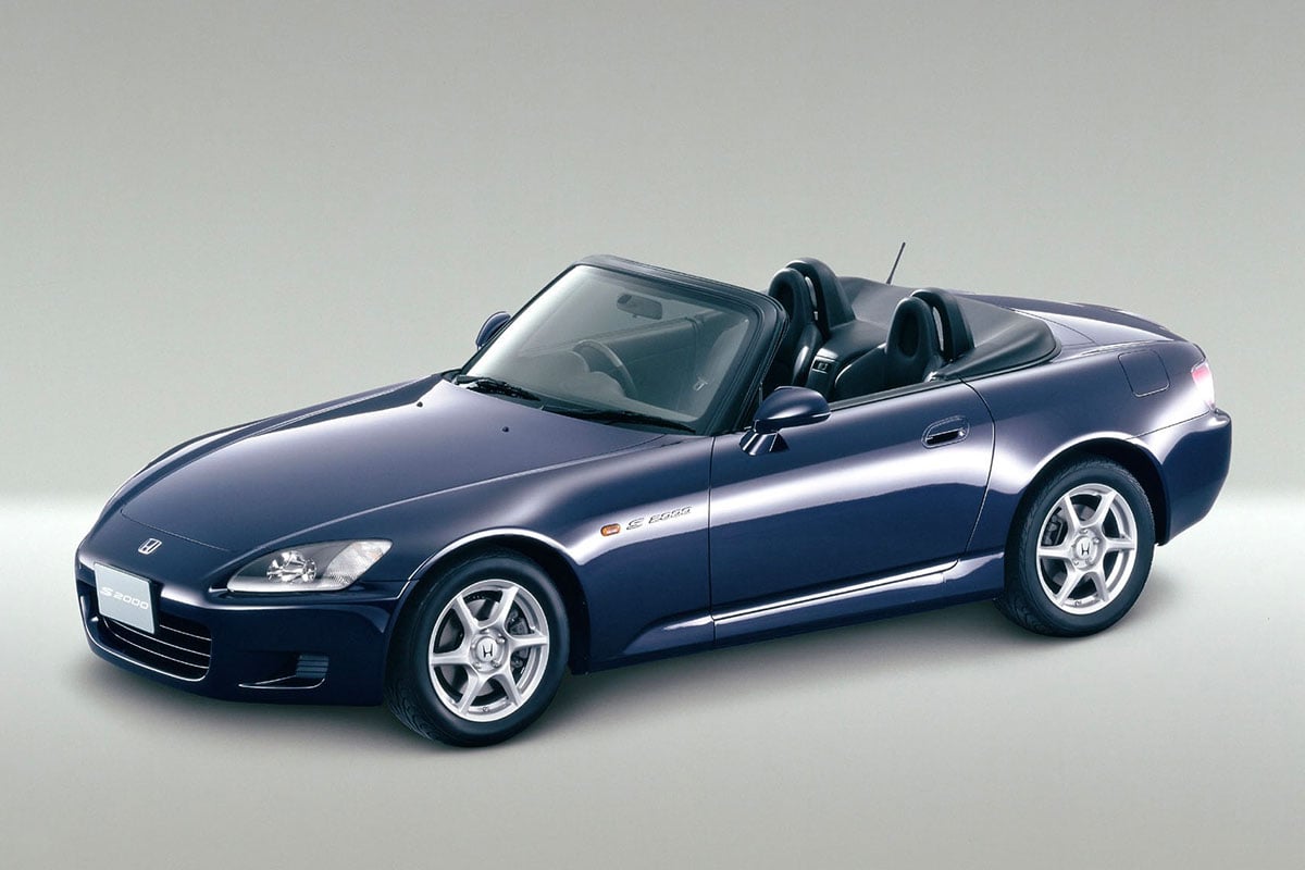 2000年には、車速と舵角に応じてステアリングギアレシオを無段階に変化させるVGSを搭載した「タイプV」が登場