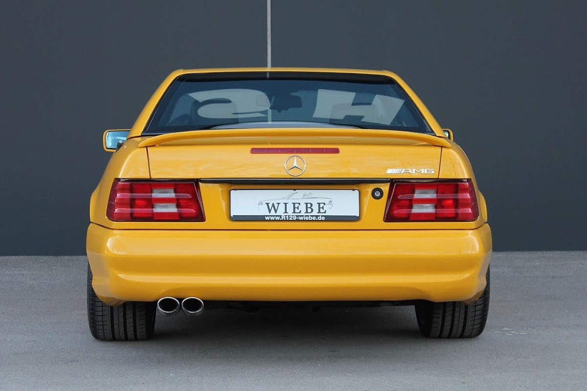 世界に24台だけのボディ色“イエローストーン”をまとった1997年式のメルセデス・ベンツ「SL500」（C）eBay