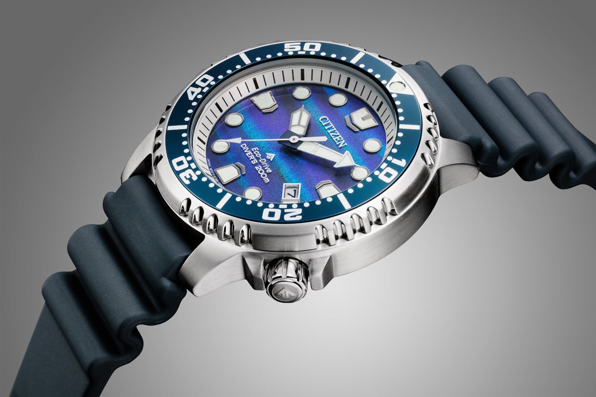 ブルーグレーのバンドをコーディネートした44mmサイズの「BN0167-09W」