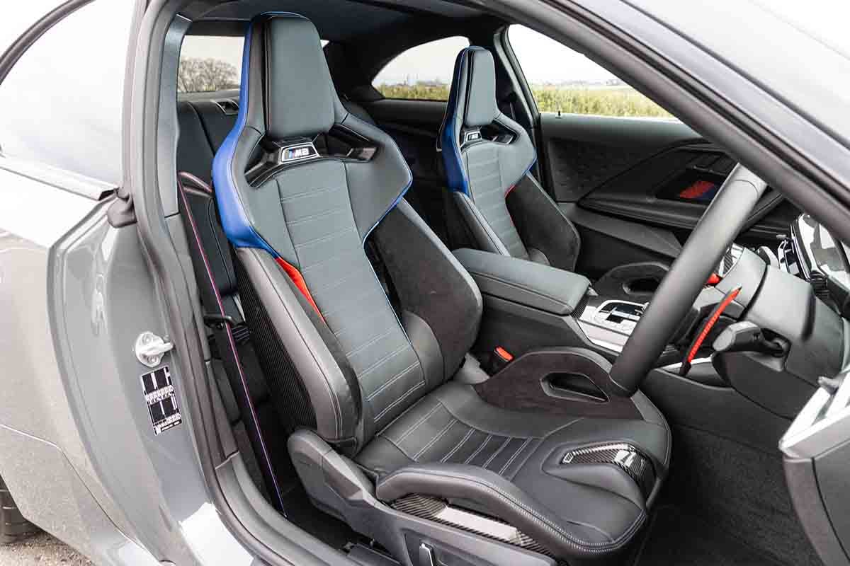 BMW「M2」のインテリア。試乗車は「Mトラックパッケージ」（230万円）のオプションを装備、Mカーボンバケットシートを装着していた