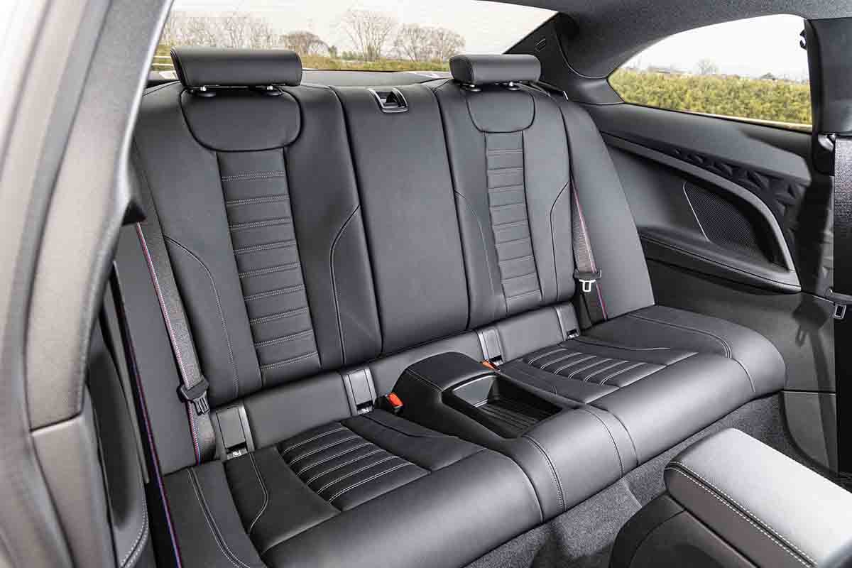 BMW「M2」の後席