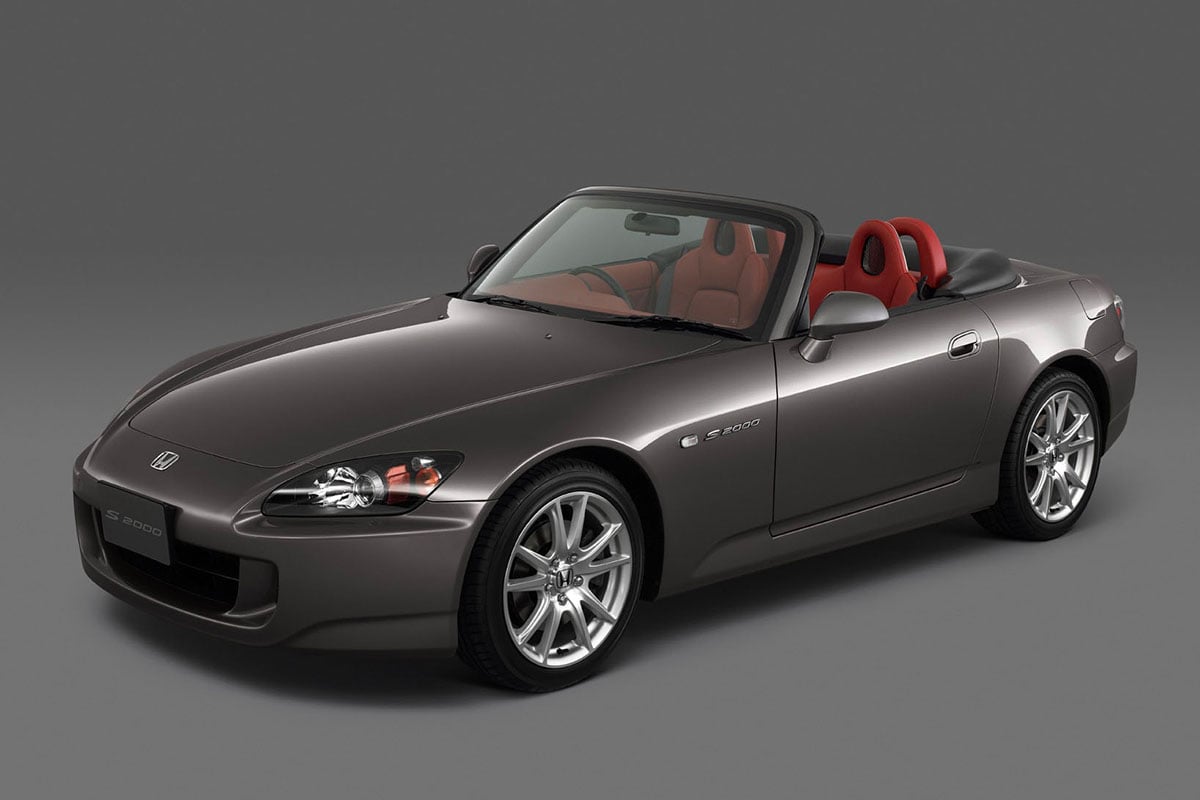 2003年のマイナーチェンジで内外装を変更。ボディ剛性の強化やサスペンションチューニングの変更などがおこなわれた