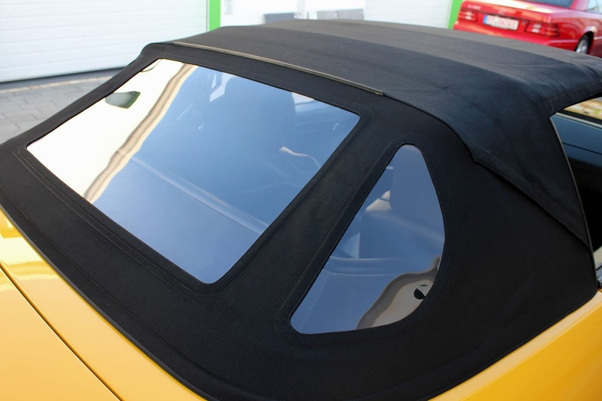 世界に24台だけのボディ色“イエローストーン”をまとった1997年式のメルセデス・ベンツ「SL500」（C）eBay