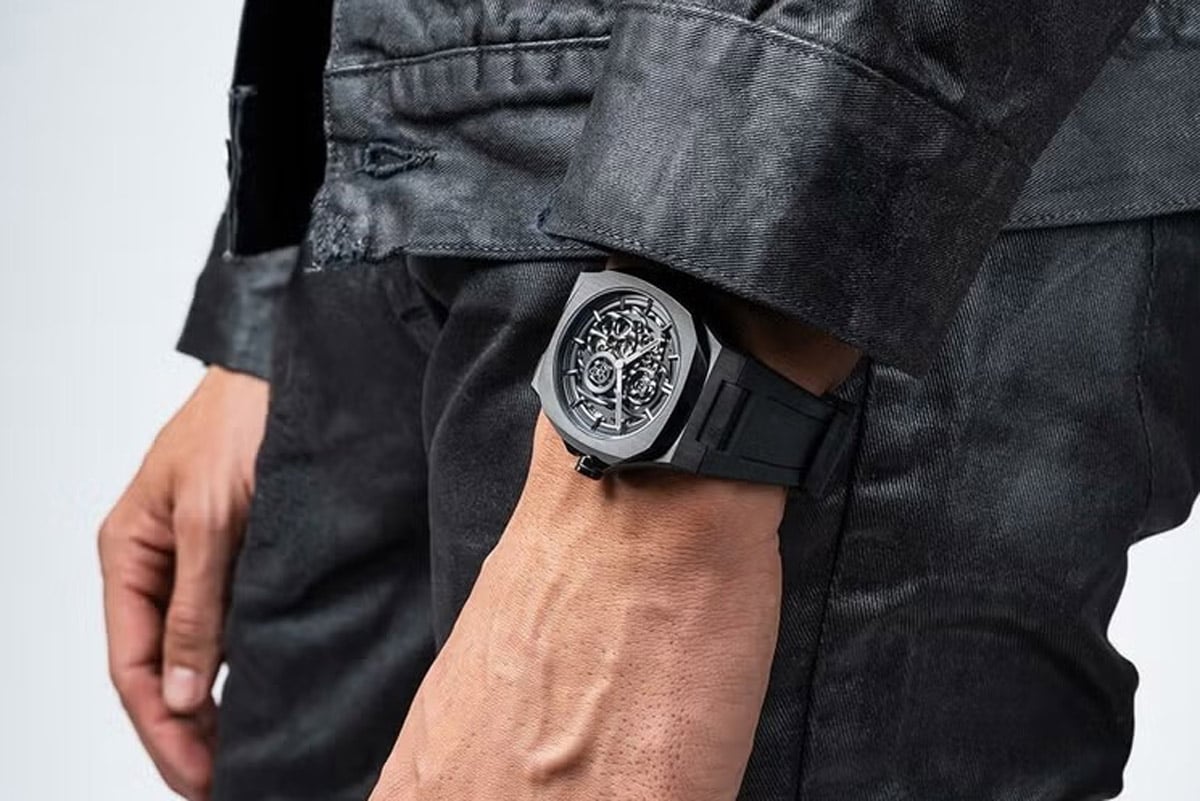 ケース、ダイヤル、ストラップはブラックで統一