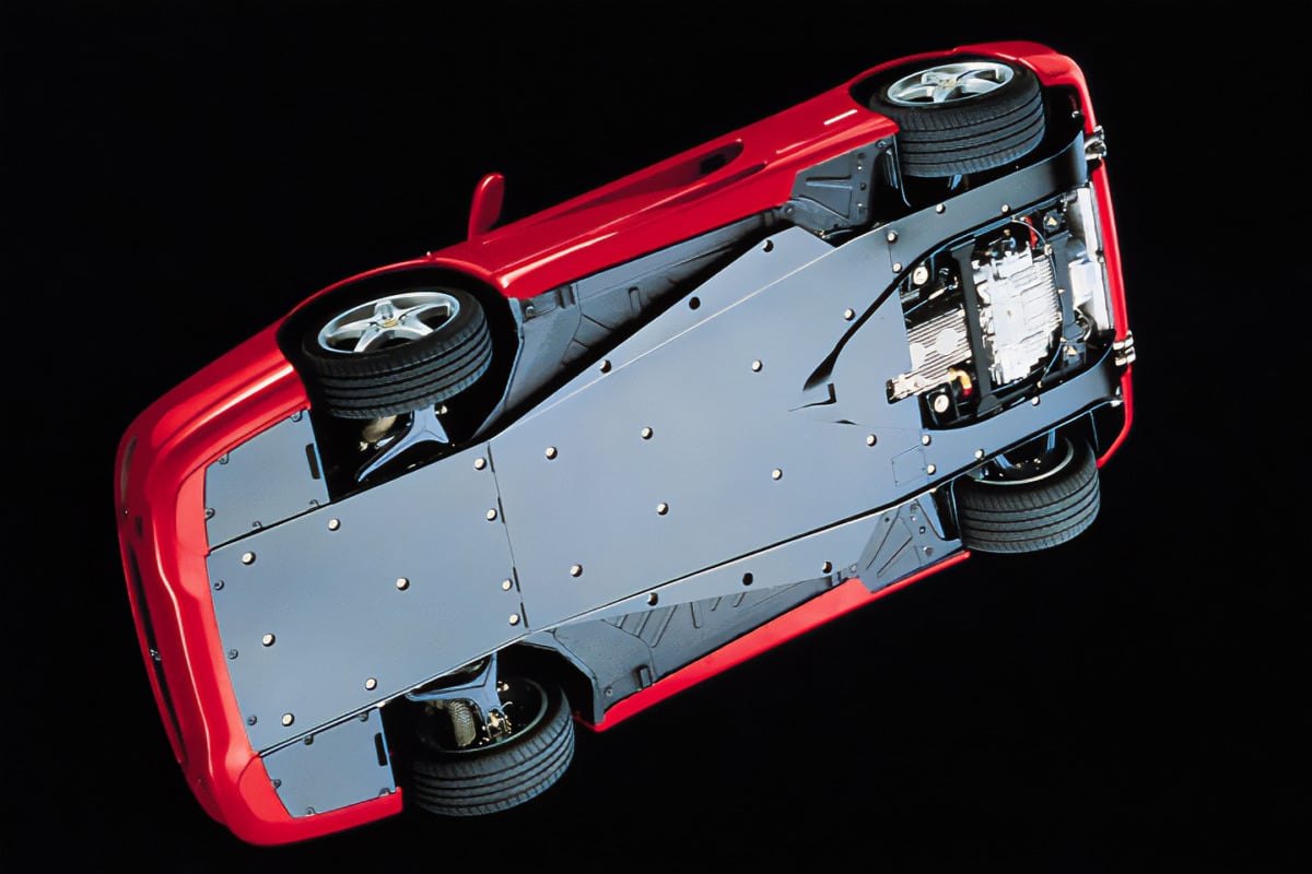 空力を向上させるべくアンダーボディの形状にも注意が払われている