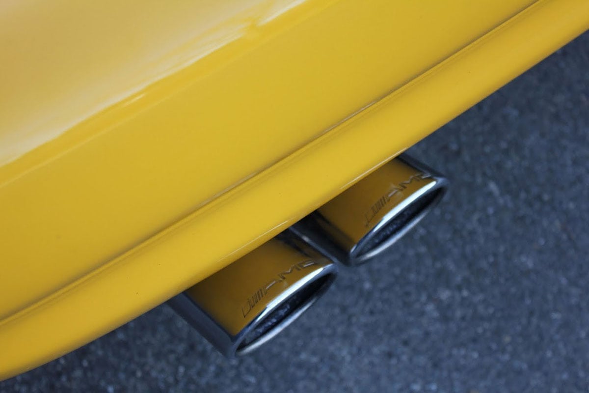 世界に24台だけのボディ色“イエローストーン”をまとった1997年式のメルセデス・ベンツ「SL500」（C）eBay