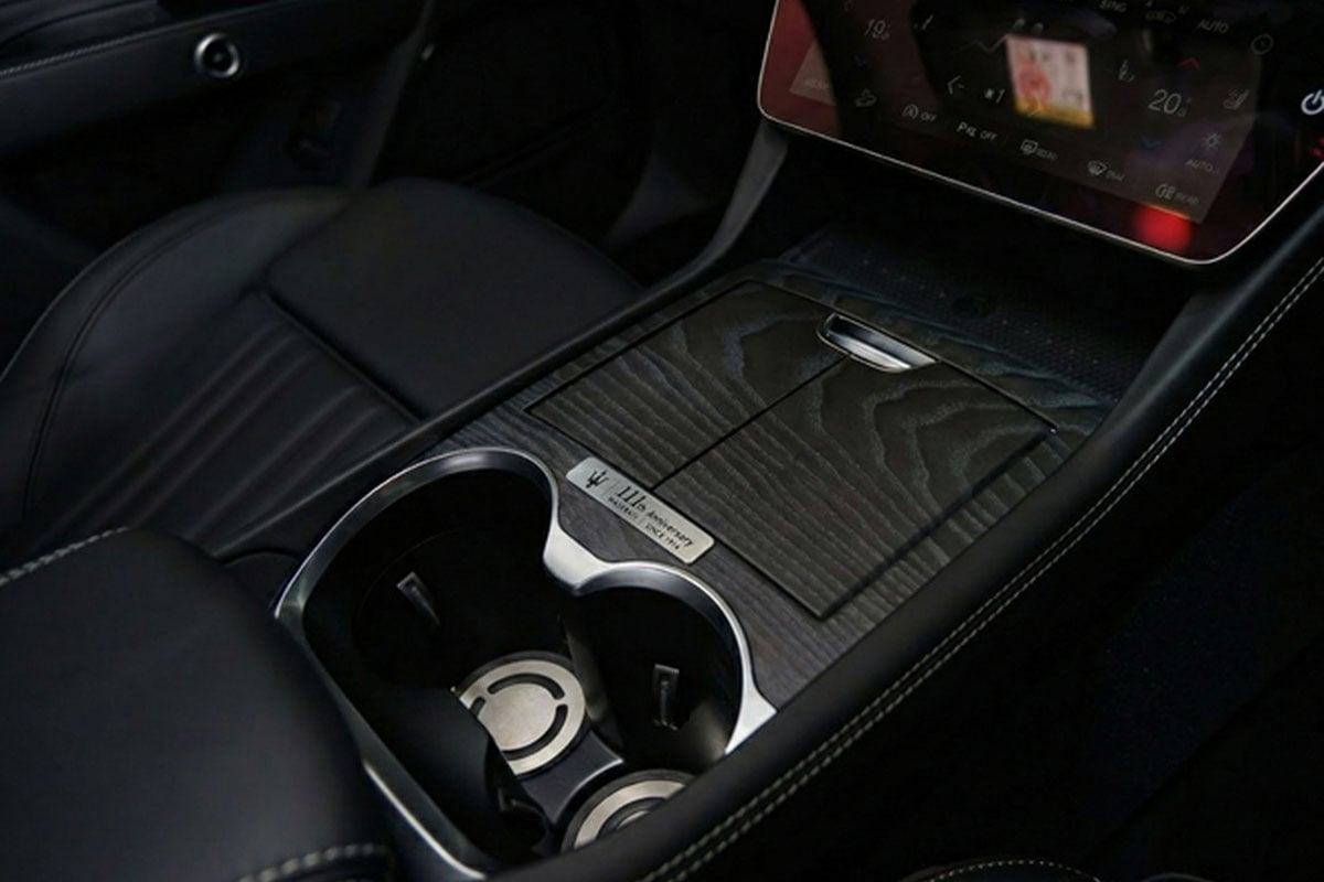 マセラティ「グレカーレ モデナ ネロ・インフィニート」