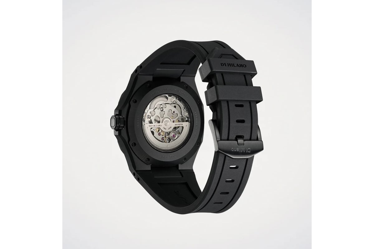 ストラップには日常使いに適したラバー素材を採用