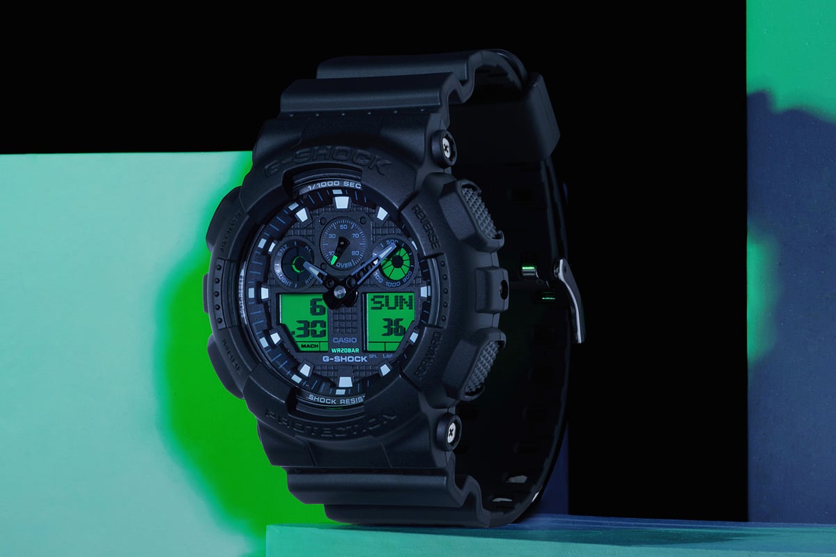 アナログ表示とデジタル表示を搭載した、シンメトリーなフェイスが特徴的なアナデジモデル「GA-100BEG-1AJF」