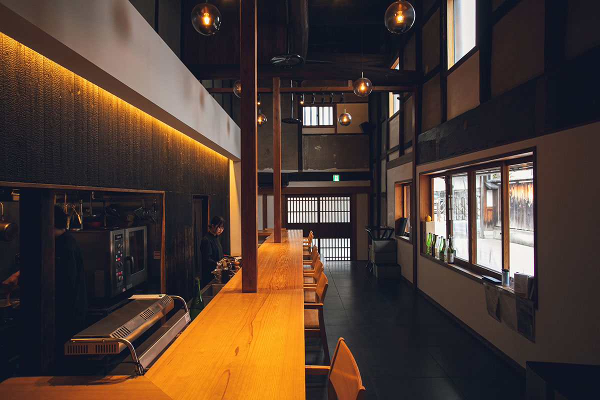酒と会話が交わる空間