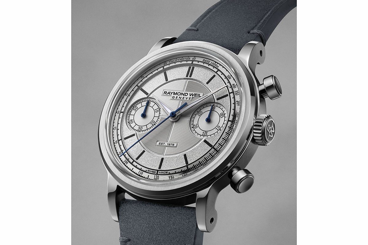 縦横のラインで区切ったダイヤル中央部はストライプの方向を切り替えたタペストリーモチーフを採用。アワートラック、ミニッツトラックも仕上げを使い分けることで視認性を確保する