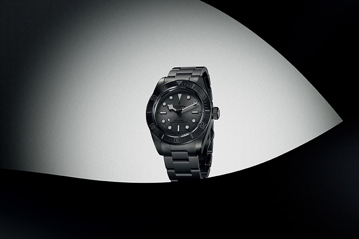 外装にはマットブラックセラミック、チャコールのダイヤルにダークトーンの蓄光素材を採用。全体を黒一色で統一しつつ仕上げや色調の微細な違いで変化をつけている