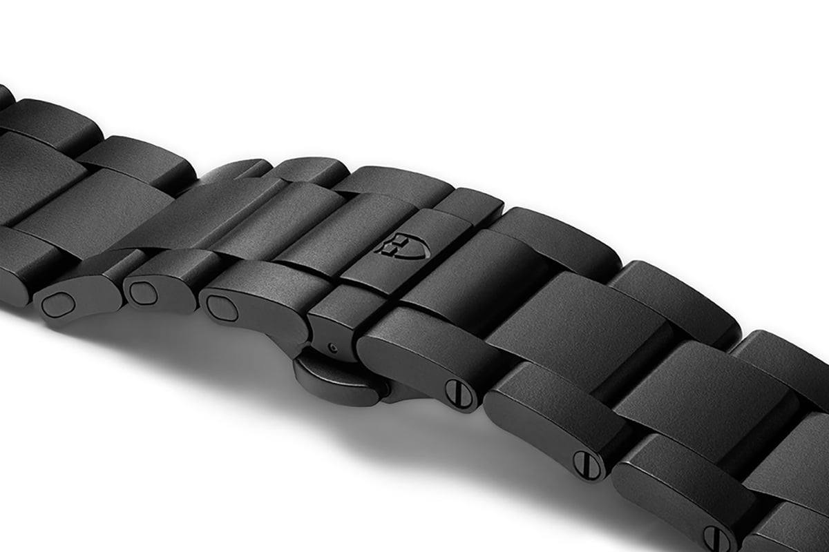 留め金部分にもセラミック製。着脱が容易で落下・紛失のリスクの少ないダブルフォールディングクラスプを採用している