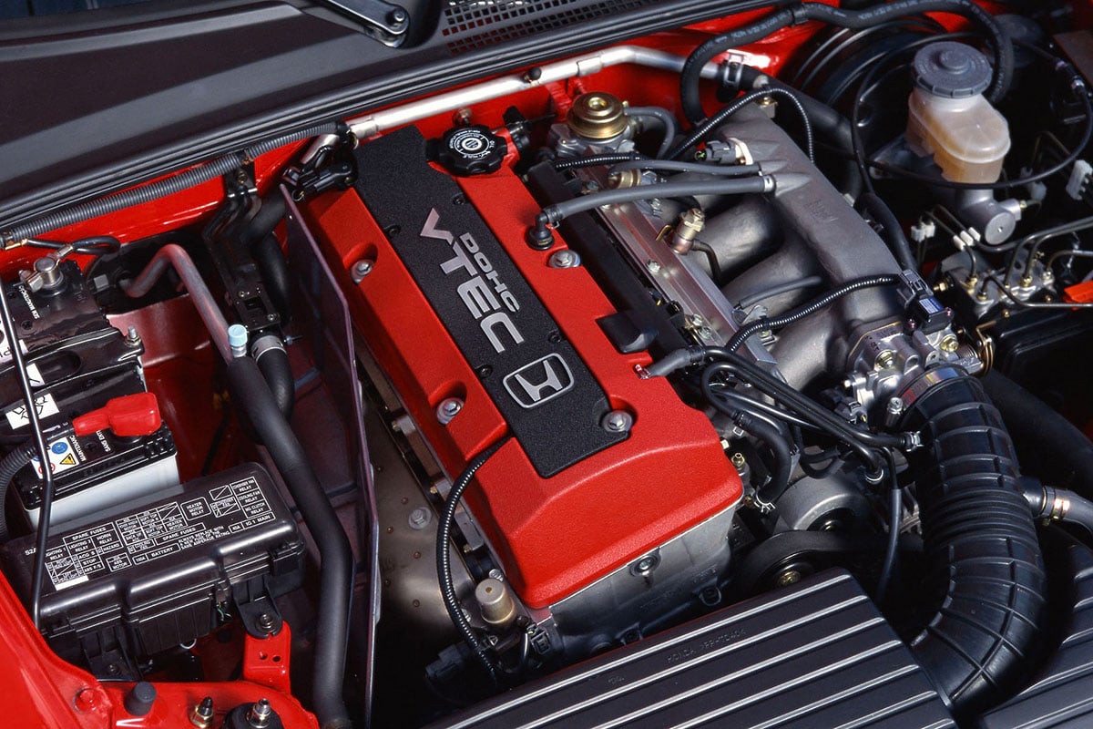 デビュー当初は最高出力250psを発生する2リッター直列4気筒自然吸気エンジンを搭載