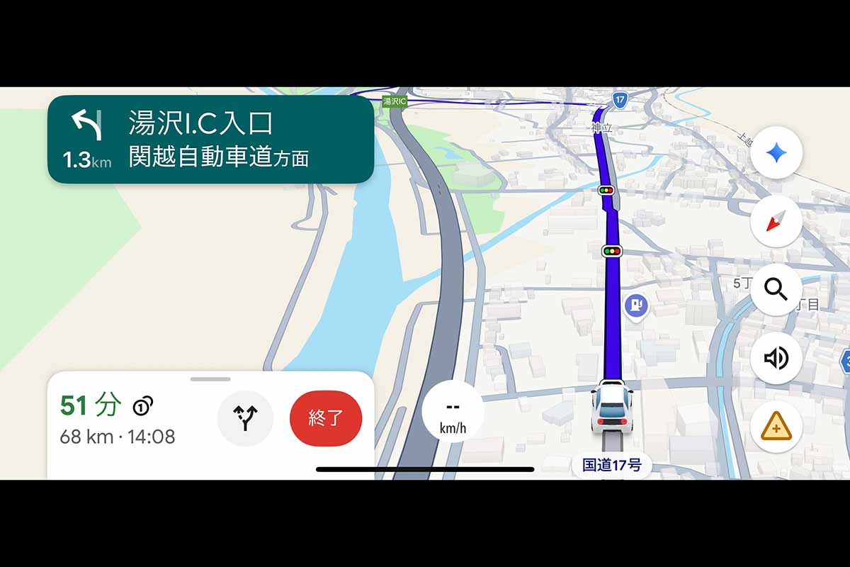 関越道「湯沢IC」入口での案内。車載ナビのように看板のイラストなどの表示は行わない