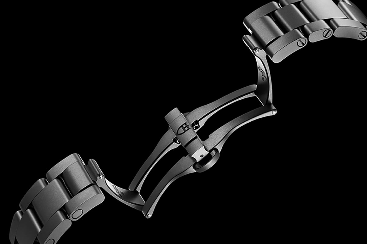 留め金部分にもセラミック製。着脱が容易で落下・紛失のリスクの少ないダブルフォールディングクラスプを採用している