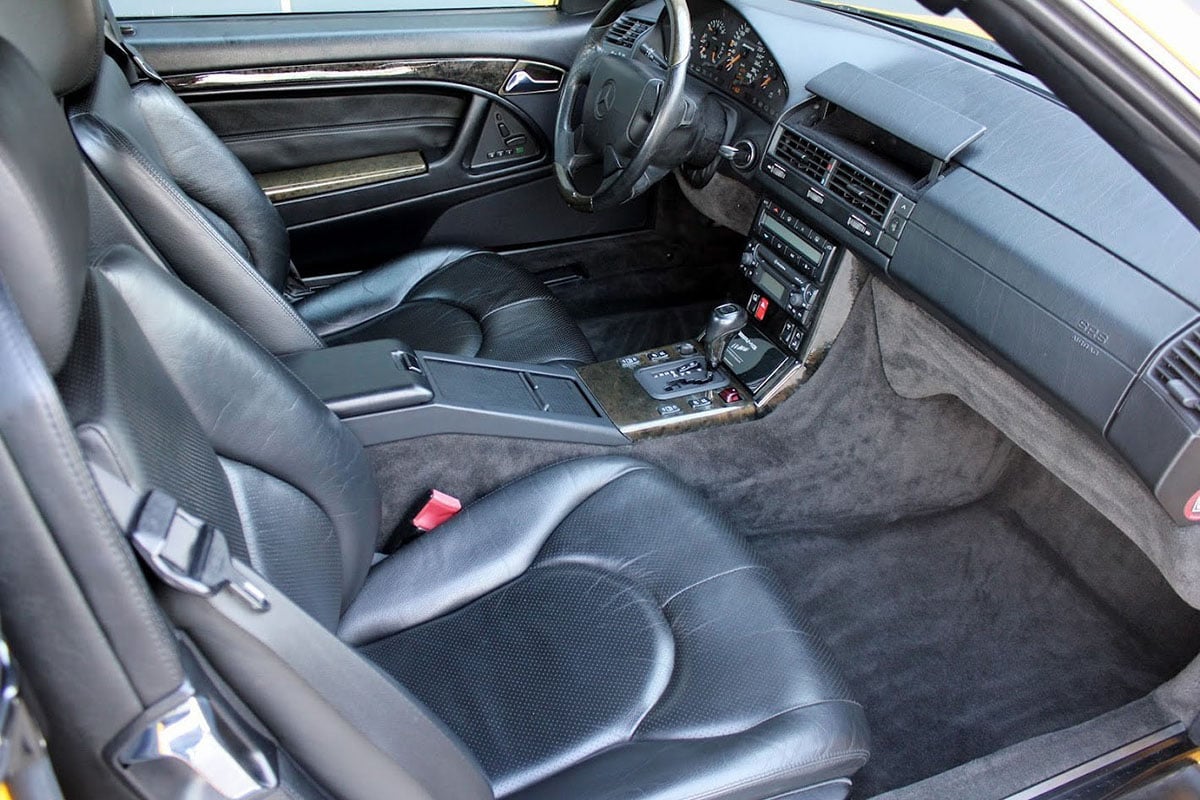 世界に24台だけのボディ色“イエローストーン”をまとった1997年式のメルセデス・ベンツ「SL500」（C）eBay