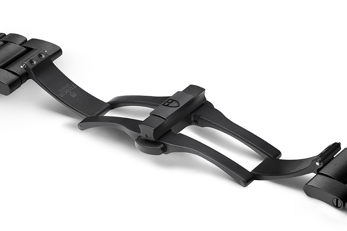 留め金部分にもセラミック製。着脱が容易で落下・紛失のリスクの少ないダブルフォールディングクラスプを採用している