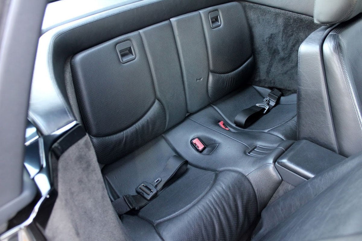 世界に24台だけのボディ色“イエローストーン”をまとった1997年式のメルセデス・ベンツ「SL500」（C）eBay