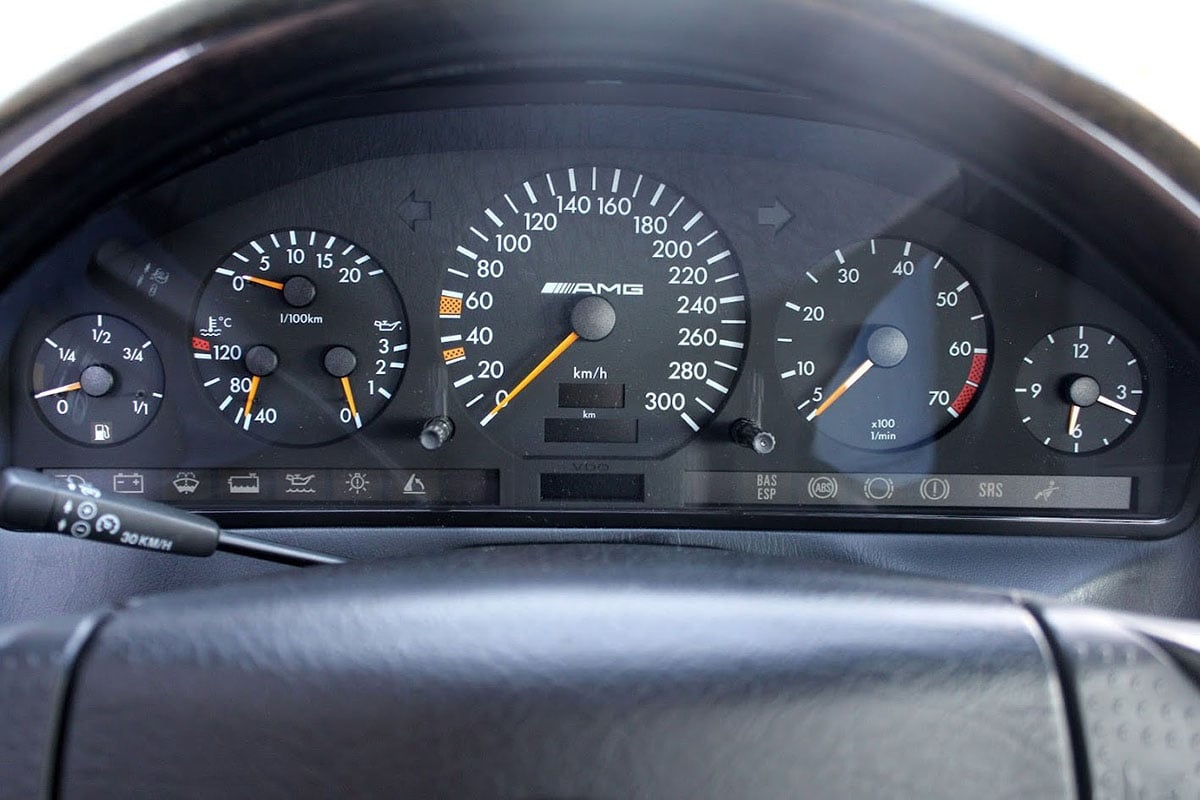 世界に24台だけのボディ色“イエローストーン”をまとった1997年式のメルセデス・ベンツ「SL500」（C）eBay