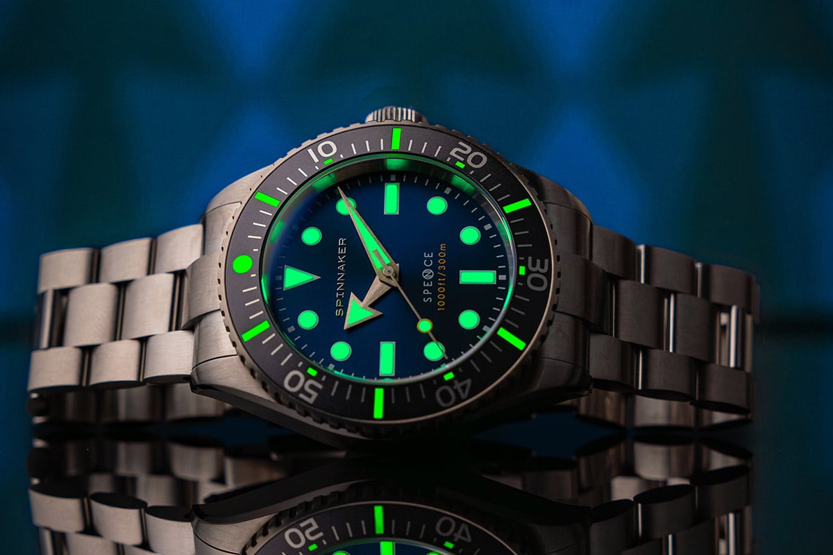 インデックスにはスイス製スーパールミノバを採用し、多層に施すことで暗所や海中など視認性の低い環境下でも強く発光