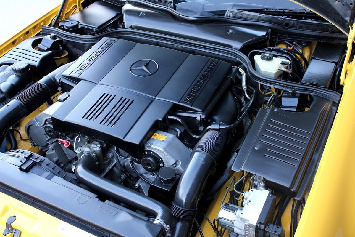 世界に24台だけのボディ色“イエローストーン”をまとった1997年式のメルセデス・ベンツ「SL500」（C）eBay