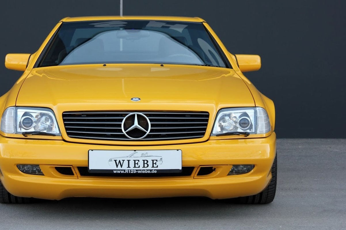世界に24台だけのボディ色“イエローストーン”をまとった1997年式のメルセデス・ベンツ「SL500」（C）eBay