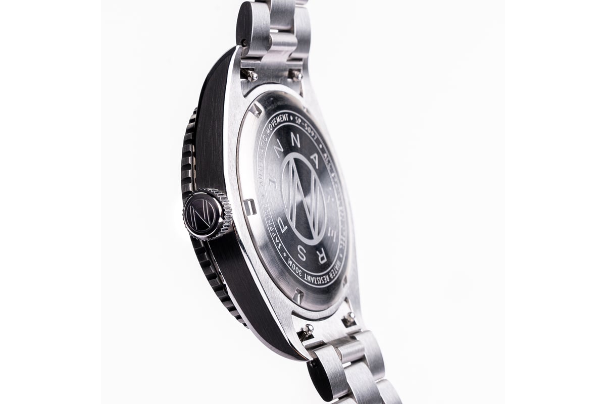 10.9mmのスリムケースで300ｍの防水性能を実現