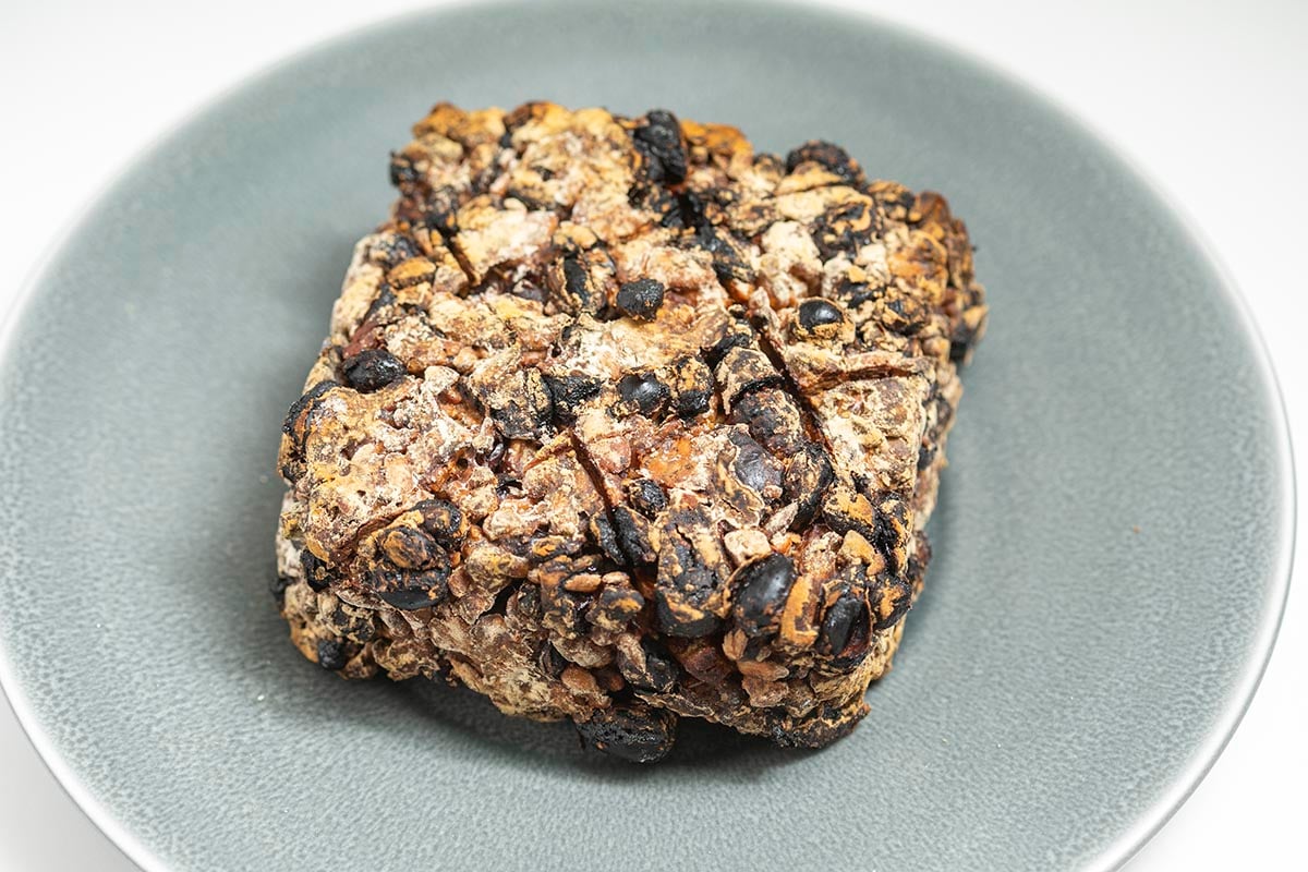 フリュイ1760円。限界までドライフルーツやナッツを包み込んだ贅沢な一品