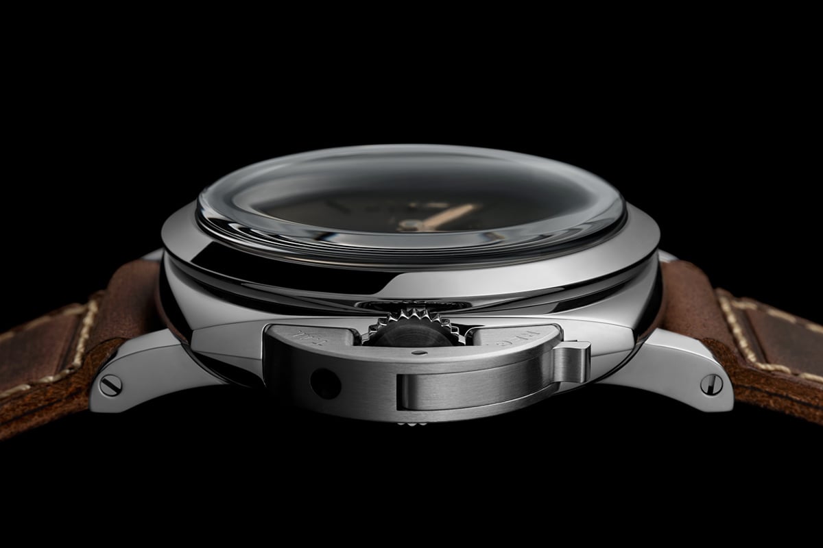 ドーム型のサファイアクリスタル風防は、パネライ初期のダイビングウォッチで用いられた「パースペックス風防」へのオマージュに。