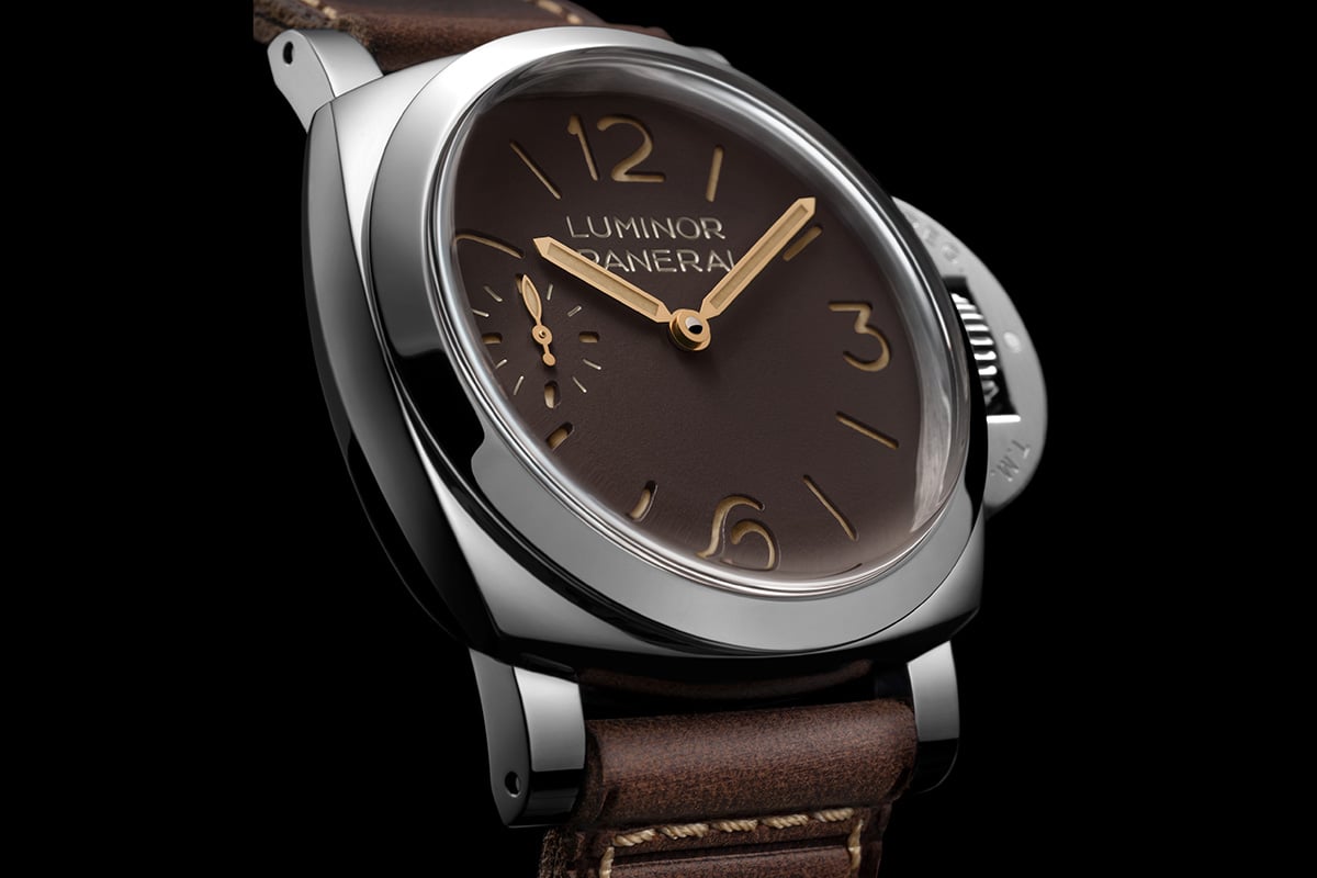 ケース径は44mmを採用。ステンレススチール製のケースには美しくポリッシュ仕上げが施される。