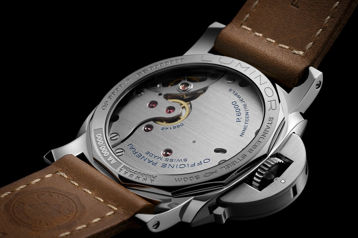 サファイアクリスタルによるシースルーバック。30気圧（300m）防水の表記だがテストではそれをさらに25%も上回るテストをクリアしている。