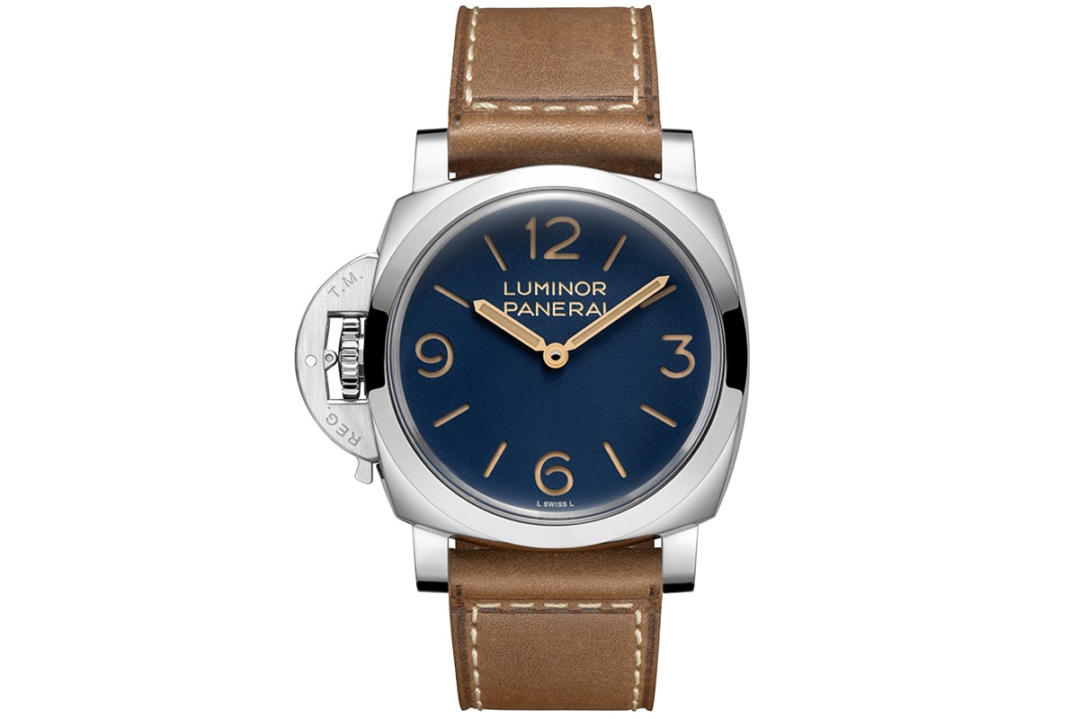 ブラウンのカーフレザーストラップを付けた姿。ダイヤルのブルーとのコントラストが美しい。