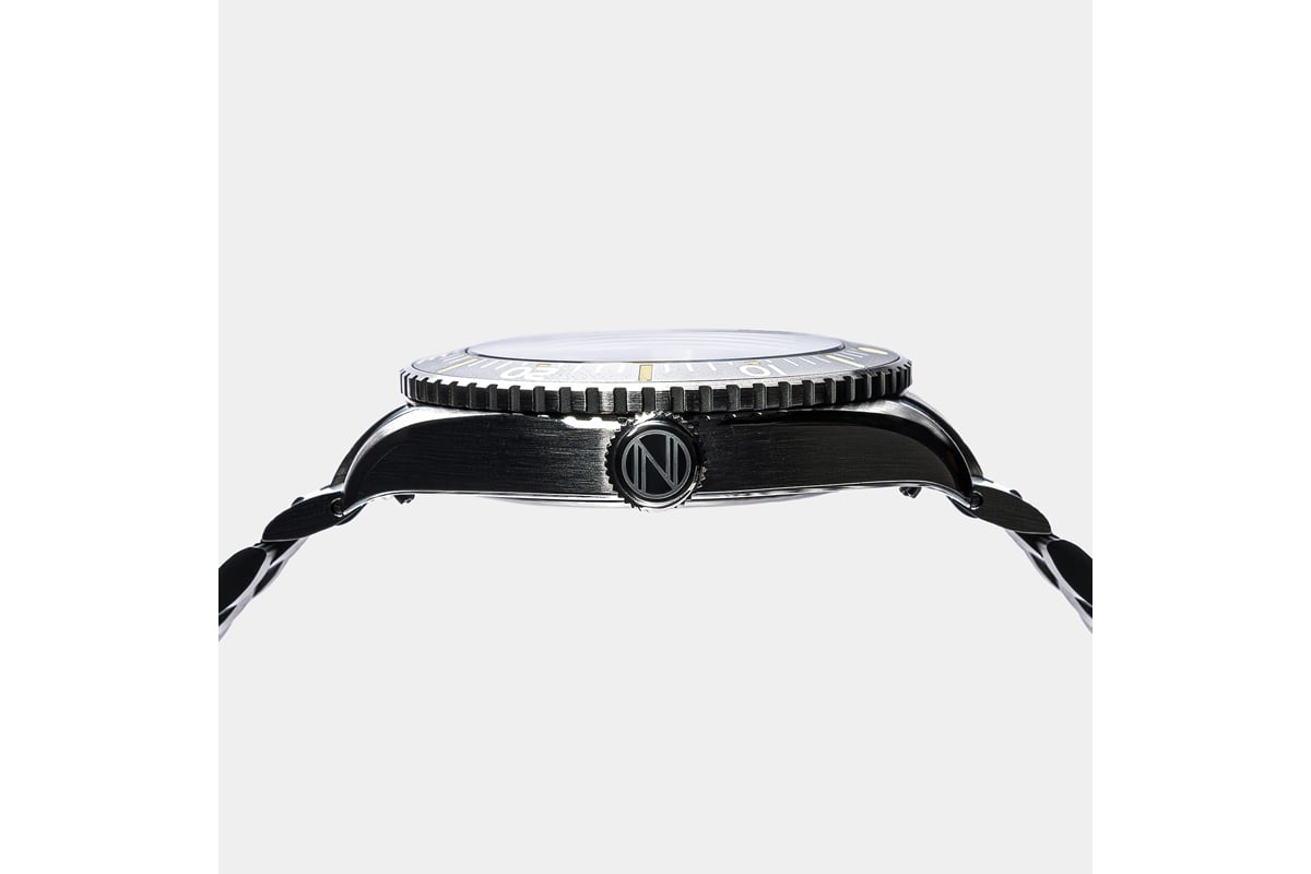 手首にフィットする薄さ