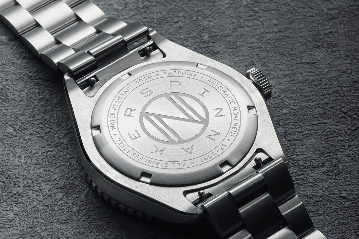 心臓部には信頼性の高い、日本製ミヨタ9039自動巻きムーブメントを搭載