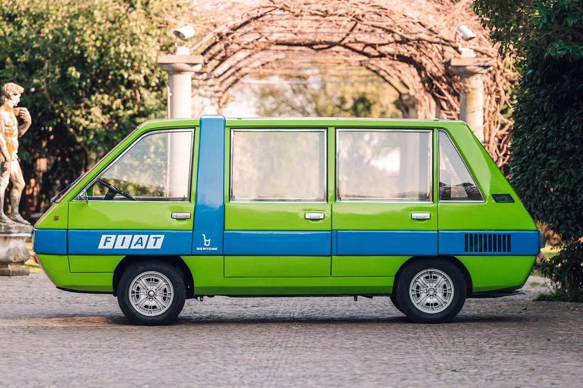 オークションに出品予定の1977年式フィアット「850Tビジターバス」(c)2026 BROAD ARROW AUCTIONS