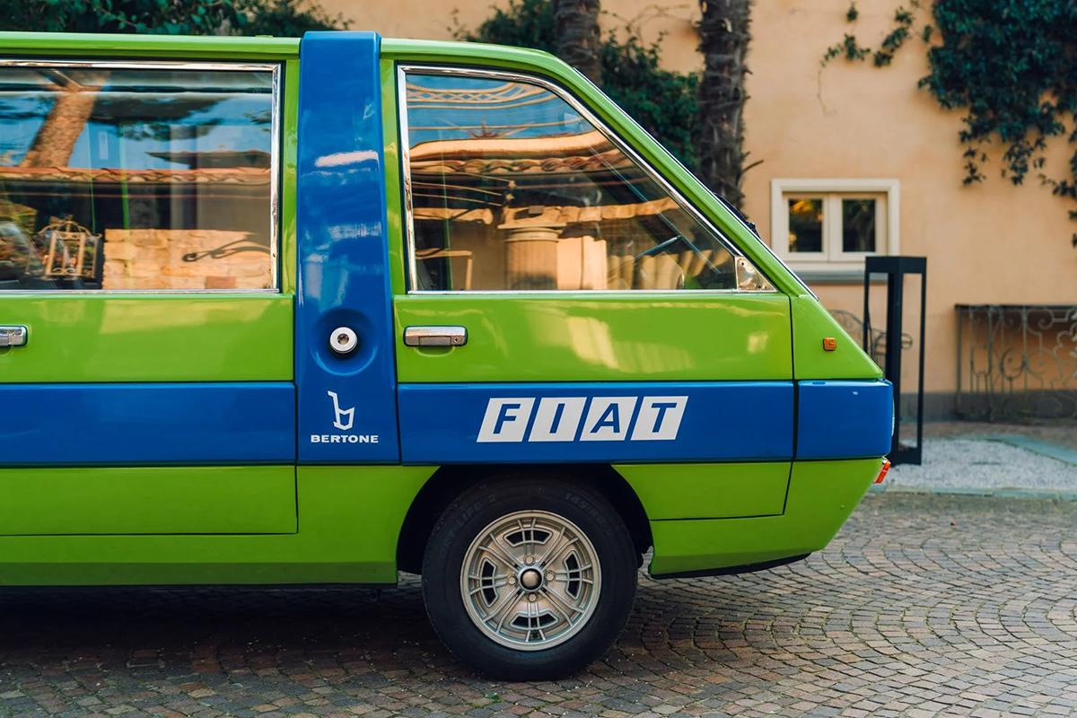 オークションに出品予定の1977年式フィアット「850Tビジターバス」(c)2026 BROAD ARROW AUCTIONS