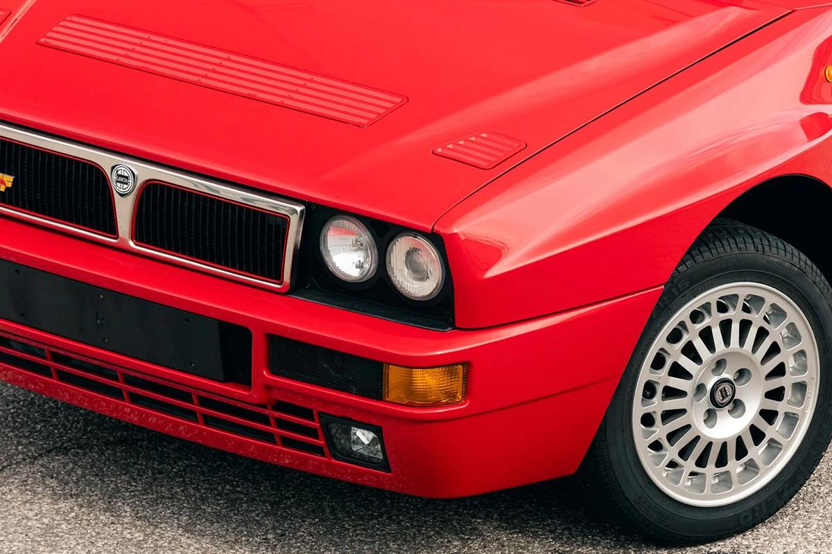オークションに出品される予定の1991年式ランチア「デルタHFインテグレーレ・エボルツォーネI」(c)2026 BROAD ARROW Auctions