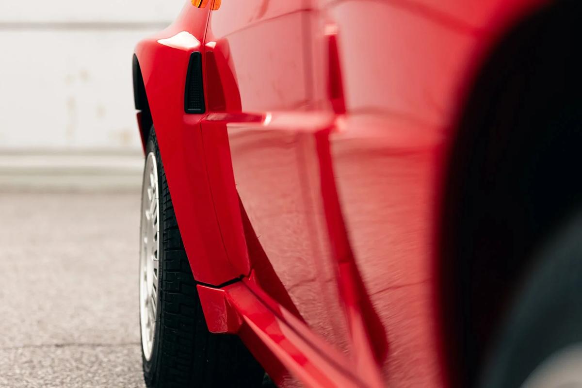 オークションに出品される予定の1991年式ランチア「デルタHFインテグレーレ・エボルツォーネI」(c)2026 BROAD ARROW Auctions