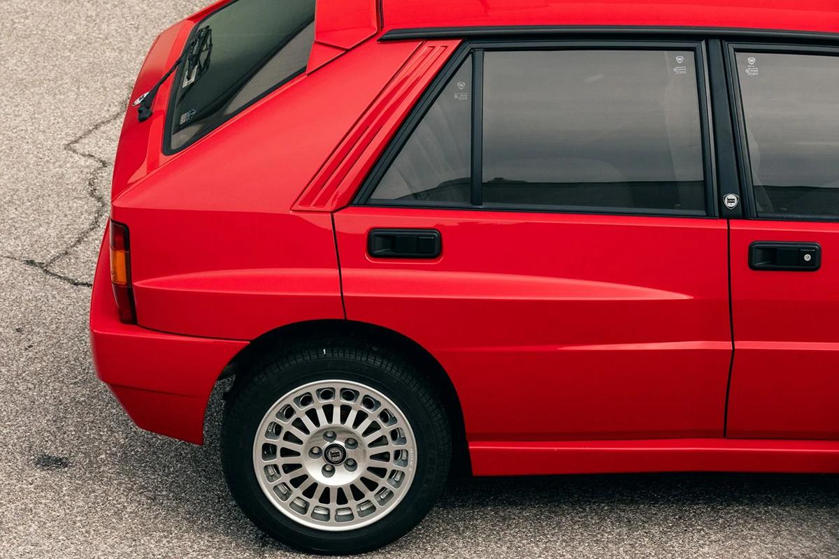 オークションに出品される予定の1991年式ランチア「デルタHFインテグレーレ・エボルツォーネI」(c)2026 BROAD ARROW Auctions